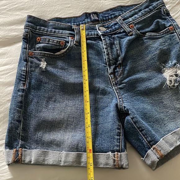 Gap Shorts - Picture 2 of 4